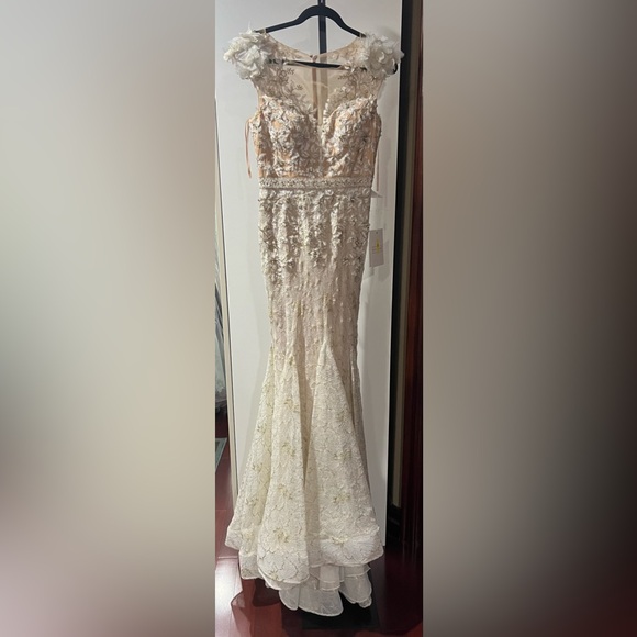 High neck shoulder flower detail mermaid gown - Picture 5 of 11